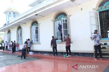 Ratusan Polisi bersihkan rumah ibadah di Bukittinggi