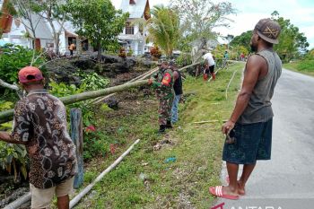 Babinsa Biak Timur bantu warga buat pagar jalan