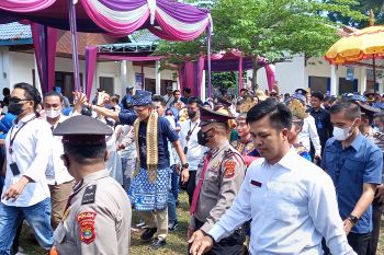 Sandiaga Uno diarak kain Tapis khas Pesisir Barat