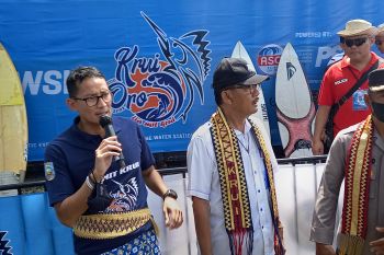 Sandiaga Uno disambut dengan arak-arakan menuju pembukaan Krui Pro 2022