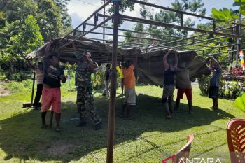 Posramil 1708-01 bantu ringankan pekerjaan warga dalam pembuatan tenda