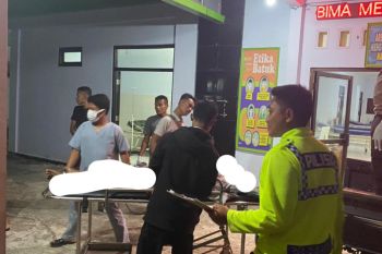 Diduga mabuk miras hingga sepeda motor "cium" truk di Bima, satu tewas