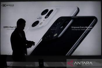 Penjualan perdana ponsel pintar Oppo Find X5 Pro di Bandung