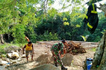 Koramil Biak Utara beri semangat warga buat pondasi puskesmas