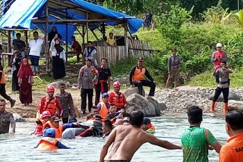 Dua pelajar di Padang ditemukan tewas terseret arus sungai