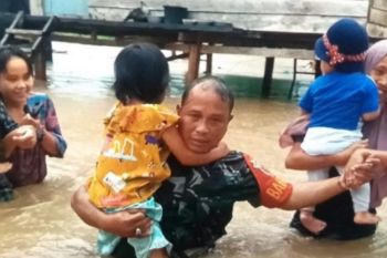 Personel TNI evakuasi korban banjir di Mamuju Sulbar