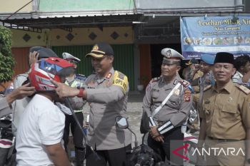 Polres OKU bagikan helm dan bingkisan gratis kepada pengendara