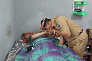 Penuh Haru, Gubernur Besuk Salah Satu Tokoh Masyarakat di Tanjung Selor