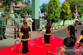 Danrem 101/Ant disambut tari giring-giring saat kunker ke Kodim 1002/HST