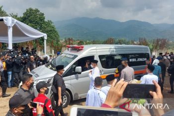 Jenazah Eril tiba di pemakaman pukul 11.00 WIB