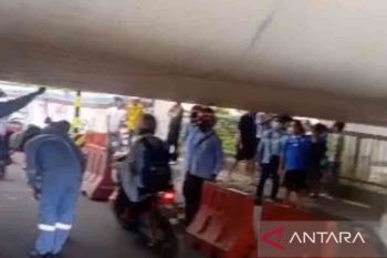 Girder proyek Kereta Cepat Jakarta-Bandung nyaris sundul pengendara yang lewat