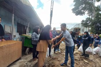 Peduli korban banjir, "Sultan" Bukittinggi berikan bantuan sembako