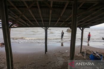 Abrasi di kawasan objek wisata pantai Karangsong