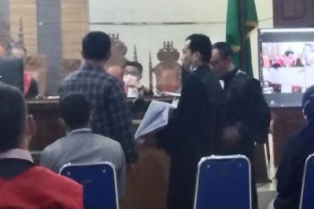 Empat terdakwa perkara pupuk ilegal menangis usai hakim kabulkan pengalihan penahanan