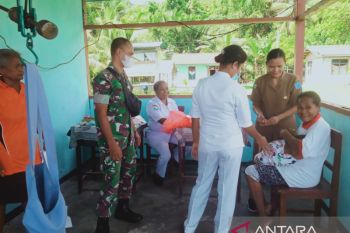 Babinsa Biak Utara dampingi petugas kesehatan layanan Posyandu