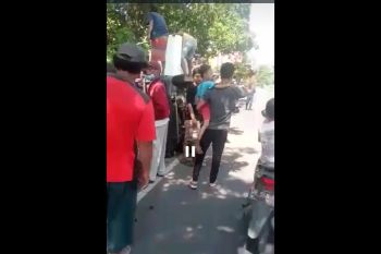 Mobil Dinas Lombok Tengah terguling di Jalan Tenganan Praya (Video)
