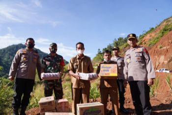 Kapolda Sulbar serahkan bantuan kepada korban longsor di Mamasa