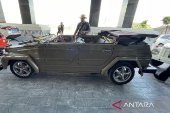 Wisata keliling perbukitan Menoreh dengan mobil antik