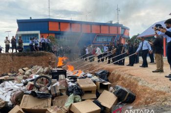 BC Kepri musnahkan ponsel dan rokok ilegal senilai Rp10 miliar