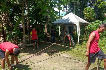 Wadanramil Biak Kota bantu warga dirikan tenda di rumah duka