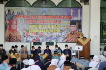 Bupati melepas keberangkatan jamaah calon haji asal Sleman