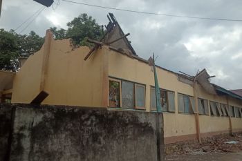 Pemkab memperbaiki belasan sekolah rusak di Lombok Tengah