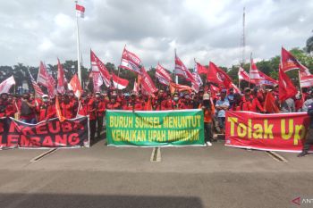 Ratusan buruh demo di Palembang tuntut kenaikan upah