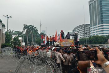 Buruh beraksi lagi di depan gedung DPR RI