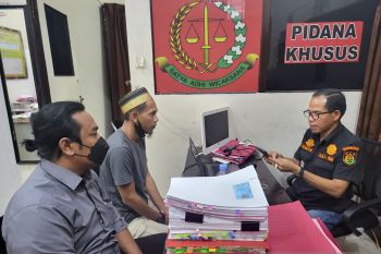 Mengenakan peci, buron kasus korupsi pembangunan Puskesmas di Inhil menyerahkan diri