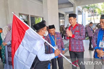 Bupati Kapuas Hulu dampingi puluhan JCH ke Batam