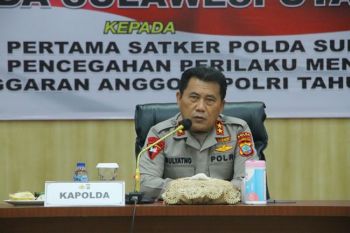Kapolda Sulut beri bantuan  warga terdampak bencana abrasi pantai di Amurang