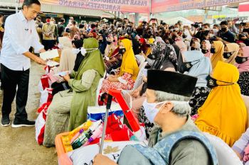 Jokowi bagi bansos PKH di Pasar Baros Serang