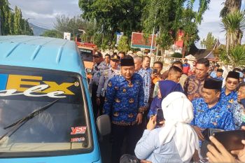 Sumbar bagikan tempat sampah peringati Hari Lingkungan Hidup Sedunia