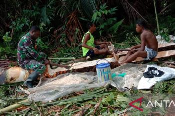 Koramil 1708-06 bantu warga mengolah sagu jadi tepung