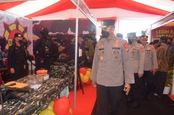 Polda Sulbar memamerkan berbagai peralatan pengamanan