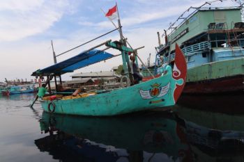 Cuaca buruk, nelayan Pekalongan pilih tidak melaut