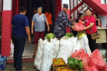Lantamal VIII peduli korban abrasi Pantai Amurang