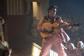 "Elvis" upaya membangkitkan perjalanan hidup sang raja rock and roll