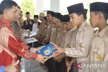 Berkat program menamanbuku PLN UIW Sumbar, Pesantren Al-Baroqahdapatkan tambahan literasi