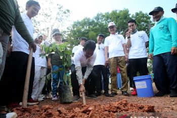 Wali Kota Batam ajak mahasiswa partisipasi tanam pohon