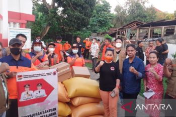 Pemkab Mitra serahkan bantuan korban bencana di Amurang