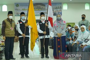 Jamaah NTB dibekali masker dan pembersih tangan