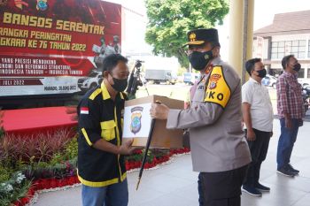 Polda Sulut salurkan bansos Hari Bhayangkara