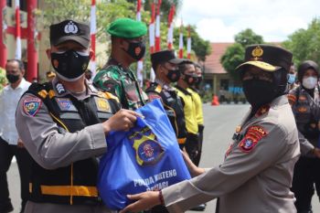 Polda Kalteng sebar 2.500 paket bantuan sosial ke masyarakat