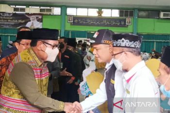 Wagub NTT berangkatkan JCH dari Embarkasi Surabaya