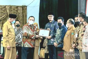 KPK RI berikan penghargaan ke Bukittinggi atas penilaian MCP tertinggi