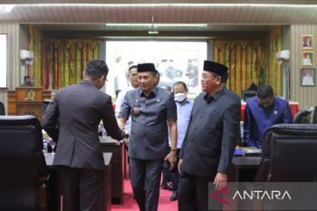 Bupati Meranti beri jawaban atas pandangan umum terhadap Ranperda ke DPRD