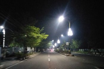 Kemenhub membangun PJU di jalan jalur dua depan Sirkuit Mandalika