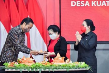 Jokowi serahkan potongan pertama tumpeng HUT kepada Megawati Soekarnoputri