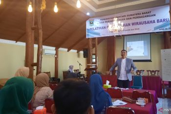 Disperindag Sumbar latih puluhan milenial Pariaman jadi pengusaha baru